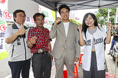 民進黨24日進行地方黨部主委與全國黨代表改選投票，民進黨台北市長參選人沈伯洋(右2)上午前往景行區民活動中心關心投票狀況，與民進黨台北市黨部主委張茂楠(左1)、立法委員吳沛憶(右1)及黨公職人員合影喊凍蒜，為選情造勢。