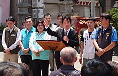 總統賴清德(前排右2)24日上午至嘉義市王靈宮五顯帝廟贈匾參香祈福，致詞時說台灣經濟好、稅收增加，紅利要全民共享，因此提出0至18歲成長津貼、六大弱勢照顧政策。前排右3民進黨立委王美惠、左1為民進黨立委陳冠廷。