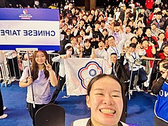 2026亞洲跆拳道錦標賽台灣女將張芮恩（前）24日在女子62公斤級金牌戰踢出生涯代表作奪金，賽後興奮與代表團隊友們自拍合影。（教練朱建安提供）