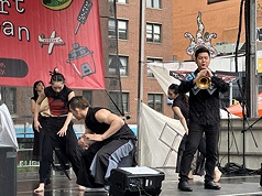 第22屆紐約台灣巡禮文化藝術節（Passport to Taiwan Festival）24日在紐約聯合廣場舉行，參加者仍為台灣街頭美食風雨無阻到場。