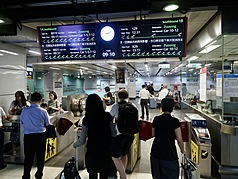台灣高鐵25日因號誌系統異常影響導致各班次列車延誤，經初步了解是更換SMC電源模組後，產生電流不穩定，26日營運狀況待確認。(中央社)