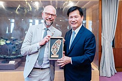 外交部長林佳龍（右）25日午宴德國跨黨派議員團，並致贈德國國會友台小組主席徐德分(Till Steffen，
左)禮品。(外交部提供)