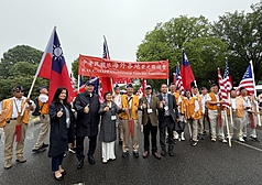 華府國殤日遊行25日登場，駐美代表俞大㵢（前排左2）、僑務委員會委員長徐佳青（前排左3）和參與遊行的僑胞互動合影。
