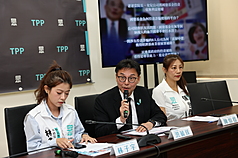 台灣民眾黨立委洪毓祥（中）、新北市板橋區市議員參選人林子宇（左）、新北市中和區市議員參選人陳怡君（右）26日在立法院舉行「抓到了！蘇巧慧家族鍊金術大解密」記者會，質疑民進黨立委蘇巧慧胞妹蘇巧純任職董事的公司獲得國發基金投資近新台幣2000萬元，無視利益迴避。