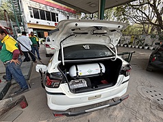 中東戰爭導致全球能源供應短缺，印度壓縮天然氣（CNG）26日漲價後，已於兩週內4度調升，包括Uber、機動三輪車司機紛紛叫苦，陷入加價客人不搭、不加則收入嚴重縮水的兩難。圖為正在加壓縮天然氣的Uber車輛。