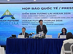 越南外交部26日舉辦記者會，越共中央委員暨外交部副部長阮孟強（中）、越南外交學院院長阮雄山（左）、外交部發言人范秋姮（右）出席，宣布將於6月9日至10日舉辦「東協未來論壇」，和平解決爭端與衝突將是重點之一。