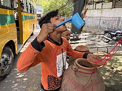 印度氣溫連續多日飆高溫，最高測得47.6度，政府敦促民眾盡量待在室內、多補充水分。圖為新德里街頭，取水飲用的民眾。