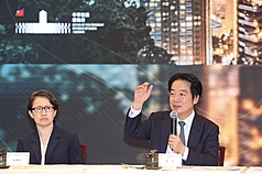 「台灣人口對策新戰略—家庭支持篇」國安高層會議會後記者會27日在總統府舉行，總統賴清德（右）回應媒體提問，左為副總統蕭美琴。