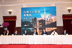 「台灣人口對策新戰略—家庭支持篇」國安高層會議會後記者會27日在總統府舉行，國安會秘書長吳釗燮（左起）、總統府秘書長潘孟安、副總統蕭美琴、總統賴清德、行政院長卓榮泰、行政院副院長鄭麗君、行政院秘書長張惇涵出席。