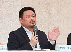 總統賴清德27日宣布「台灣人口對策新戰略—家庭支持篇」18項措施。勞動部長洪申翰下午在記者會中表示，將推出友善家庭照顧職場的做法，由政府提供資源補助及彈性化方案，設計更多誘因讓企業包容勞工需求，減少勞資雙方負擔。