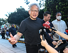 輝達（NVIDIA）執行長黃仁勳（圖）27日下午在台北與廣達董事長林百里餐敘，入場前接受現場媒體訪
問。