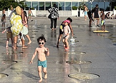 法國出現罕見的5月酷熱天氣，巴黎不少家長在傍晚帶孩子到公園戲水解暑。