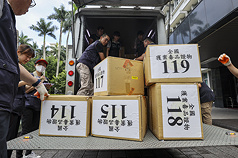 法務部調查局28日辦理115年度全國獲案毒品證物公開銷燬儀式，調查局人員上午在調查局新店本部搬運待銷燬毒品證物，準備運往台北市木柵垃圾焚化廠。