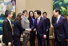 總統賴清德（中）28日在總統府接見「世衛行動團」成員，對他們為台灣醫療與國際接軌做出的努力給予肯定，並逐一與世衛行動團成員握手致意。