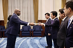 總統賴清德（右3）28日在總統府接受聖文森及格瑞那丁新任駐台特命全權大使姜康特（左）（Kenton Chance）呈遞到任國書。
