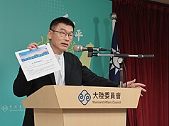 陸委會副主委梁文傑主持記者會，拿出中國反邪教網的頁面圖卡，強調中國將一貫道列為邪教。