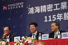 鴻海29日舉行115年股東常會，董事長劉揚偉（中）報告公司營運成果。