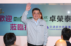 行政院長卓榮泰29日視察交通部中央氣象署暨超級電腦機，向與會者揮手致意。