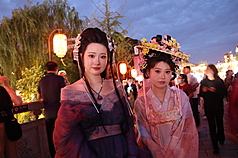 位於河南洛陽老成區的洛邑古城，許多遊客穿「漢服」到此遊逛，帶動相關產業。張小姐（左）說，自己一身行頭僅人民幣132元，包括全妝、頭飾與衣服租金，還能在一天內無限次補妝。照片攝於28日。