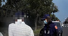 74歲顏姓男子由於毒品案被台灣台南地方檢察署通緝，29日毒駕途經台南市南區時又違規逆向行駛而被攔查逮捕送辦。
（台南市警局提供）