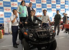 副總統蕭美琴（前中）30日出席第20屆台灣國際農業機械暨資材展開幕，逐一參觀農機，還試乘四輪驅動搬運車。