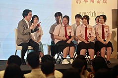 總統賴清德30日下午在台北出席「2026總統與青年論壇」，與學子們交流互動，聽取建言也回答提
問。