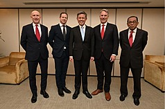 新加坡國防部長陳振聲（中）31日主持「五國聯防協議」（FPDA）早餐會，澳洲、紐西蘭、馬來西亞、英國國防官員出席。（新加坡國防部提供）