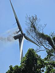 台電公司麥寮風場1機組31日中午發生火燒現象，消防隊立即趕赴現場戒備；經緊急處置後，損害未擴大，能源署將要求台電檢查同類型機組，避免發生類似情況。(雲林縣消防局提供)