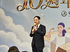 衛福部長石崇良31日出席台灣病友聯盟10週年感恩餐會，會後說明診所週休二日新制最快預計7月上路，假日輕急症中心(UCC)將再度轉型，擬在開診率較低的地區擴點。