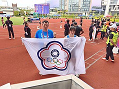亞洲U20田徑錦標賽在香港舉行，台灣「全能美少女」林沛萱（前右）31日拿下女子7項全能金牌，教練陳鴻傑（前左）給了80分的評價。（中華民國田徑協會提供）