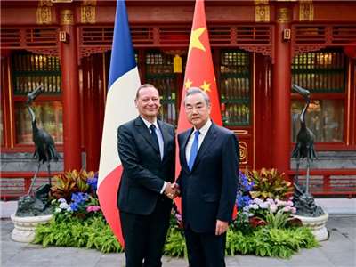 中國外交部長王毅8日在北京與法國總統外交政策顧問伯納舉行會談。(圖：中國外交部)