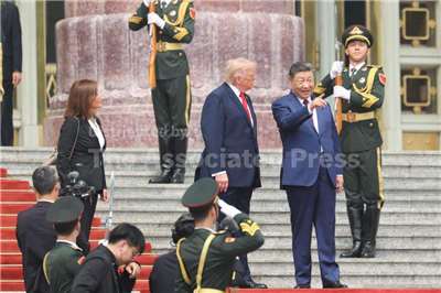 川習會登場前，中國國家主席習近平(右二)在北京人民大會堂與美國總統川普(Donald Trump)一同出席歡迎儀式。(AP/達志影像)