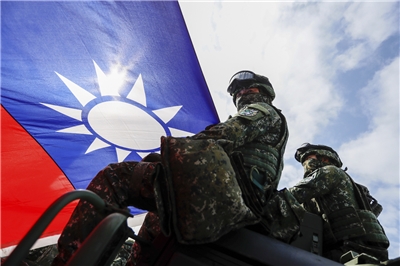陸委會近來要求軍公教人員簽署「未在中國設籍、未領中國身分證」具結書，引發部分反彈，認為此舉是「政治審查」、「忠誠測試」。示意圖。(美聯社/達志影像)