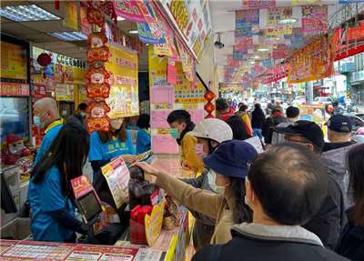 台灣彩券公司26日宣布端午加碼內容，總獎金高達新台幣8億，大樂透加開百組百萬促銷獎項。圖為民眾買彩券。資料照。