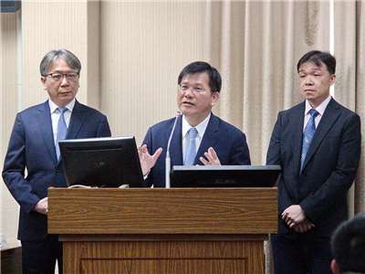 關於美中「建設性戰略穩定關係」，外交部長林佳龍(中)25日在立法院表示，這是為了穩定中國這個不穩定因素。圖左是國安局長蔡明彥，圖右為陸委會副主委沈有忠 (央廣記者王照坤 攝)