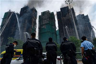 香港新界大埔宏福苑去年發生大火，導致嚴重傷亡，部分受影響住戶近日聯署要求召開特別業主大會，商討屋苑勘查報告及後續處理方案等。(美聯社/達志影像)