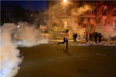 巴黎聖日耳曼奪冠之夜，民眾湧上街頭狂歡並爆發衝突。