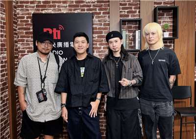 野東西與主持人內克（左二）合照。