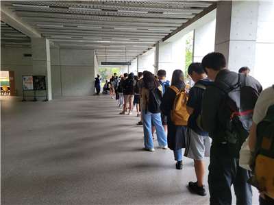 台大學生排隊投票，一票一票選出自己的學生會長。(饒辰書 攝)