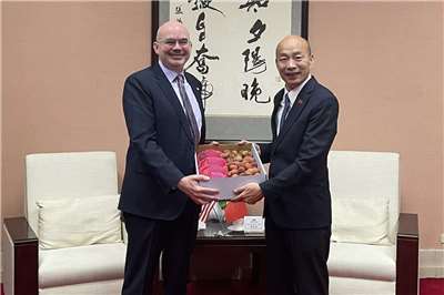 美國在台協會(AIT)處長谷立言(Raymond Greene)今天(28日)拜會立法院長韓國瑜。(圖:美國在台協會粉專)