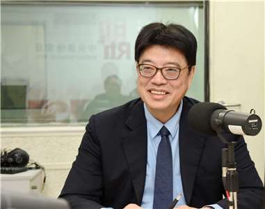陸委會主委邱垂正接受央廣節目專訪。(資料照/江麗華 攝)