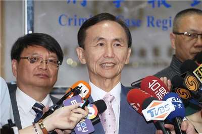 美麗島電子報董事長吳子嘉（左2)指控控前行政院長蘇貞昌、前衛福部長陳時中透過BNT疫苗採購貪污1億美元，高院判處應執行8月徒刑，得易科罰金確定。吳子嘉26日到北檢執行科，繳交罰金約新台幣24萬元。資料照片。