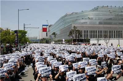 三星電子工會成員舉行抗議活動，反對公司薪資水平，並計劃發起長期罷工。攝於4月23日。