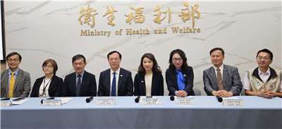 衛福部長石崇良(左4)28日率世衛行動團成員舉行記者會，說明此行成果。(劉品希 攝)