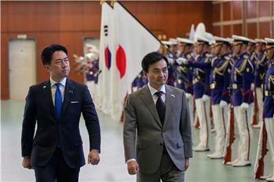 南韓國防部長安圭伯(圖右)31日證實，已與日本討論雙邊軍事後勤支援協議，強調仍須審慎推動。圖左為日本防衛大臣小泉進次郎。資料照。