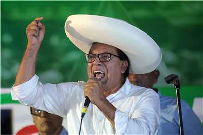 秘魯左翼總統候選人桑傑士(Roberto Sanchez)向支持者發表演說。(AFP)