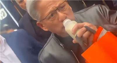 輝達執行長黃仁勳隨美國總統川普訪問中國，在北京街頭品嚐豆汁，問道：「這什麼東西啊？」。(翻攝X@CryptoDoggyCN)