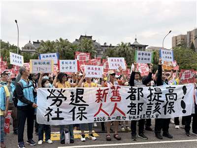 五一勞動節登場，「五一行動聯盟」串聯全台多個工會，台北場次吸引約4000人，高雄場也有3000人上街。(蔡芃敏 攝)