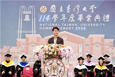 國立臺灣大學30日舉辦114學年度畢業典禮，邀請「遠山呼喚 Calls Over Ridges」共同創辦人暨執行長、經濟學系校友林子鈞擔任致詞貴賓。(圖:台大提供)