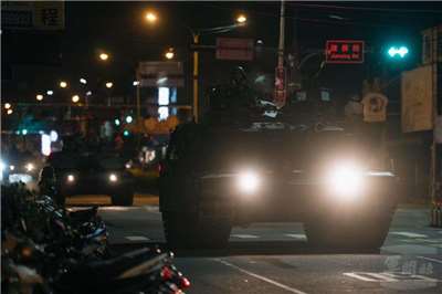 陸軍聯兵584旅M1A2T戰車營20日清晨實施第2次營外戰備偵巡，模擬新竹機場遭敵攻占，此舉除了深化北部戰場經營，更驗證近70公噸戰車在台灣道路的高適應性。